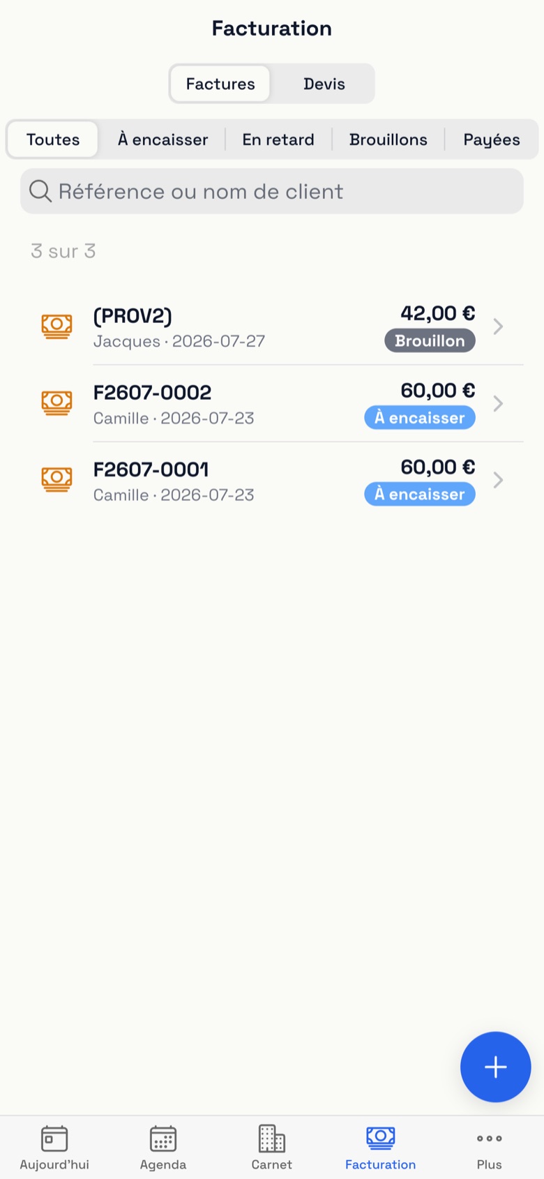 Liste des factures dans l'application : filtres Toutes, À encaisser, En retard, Brouillons, Payées, avec les montants
