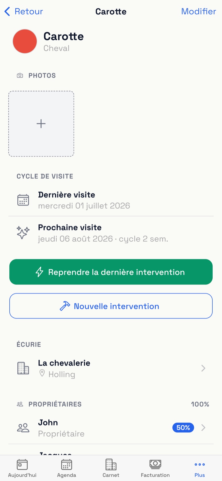 Fiche d'un cheval : photos, dernière visite, prochaine visite selon le cycle, bouton Reprendre la dernière intervention, écurie et propriétaires