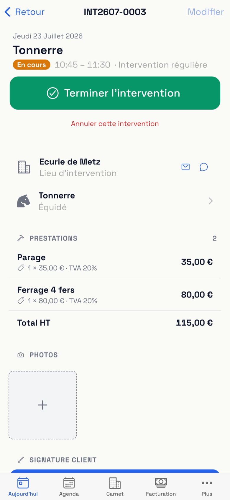 Écran d'une intervention en cours : cheval, écurie, prestations parage et ferrage 4 fers avec le total, zone photos et bouton Terminer l'intervention