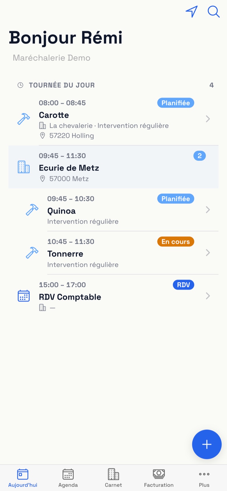 Écran Aujourd'hui de l'application SlyMaréchalerie : la tournée du jour avec quatre interventions planifiées, chacune avec l'heure, le cheval et l'écurie